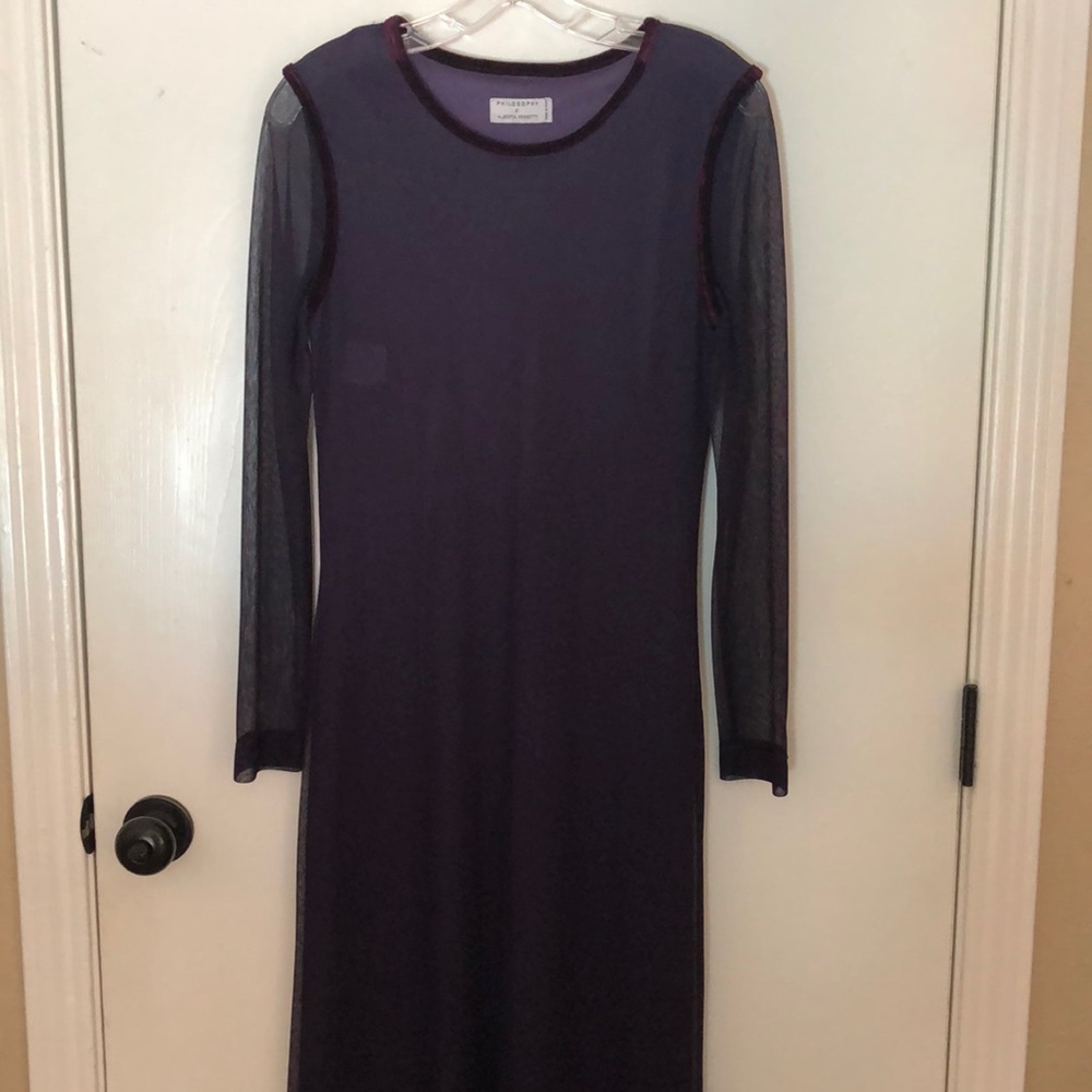 A purple long dress. 100% poliestere